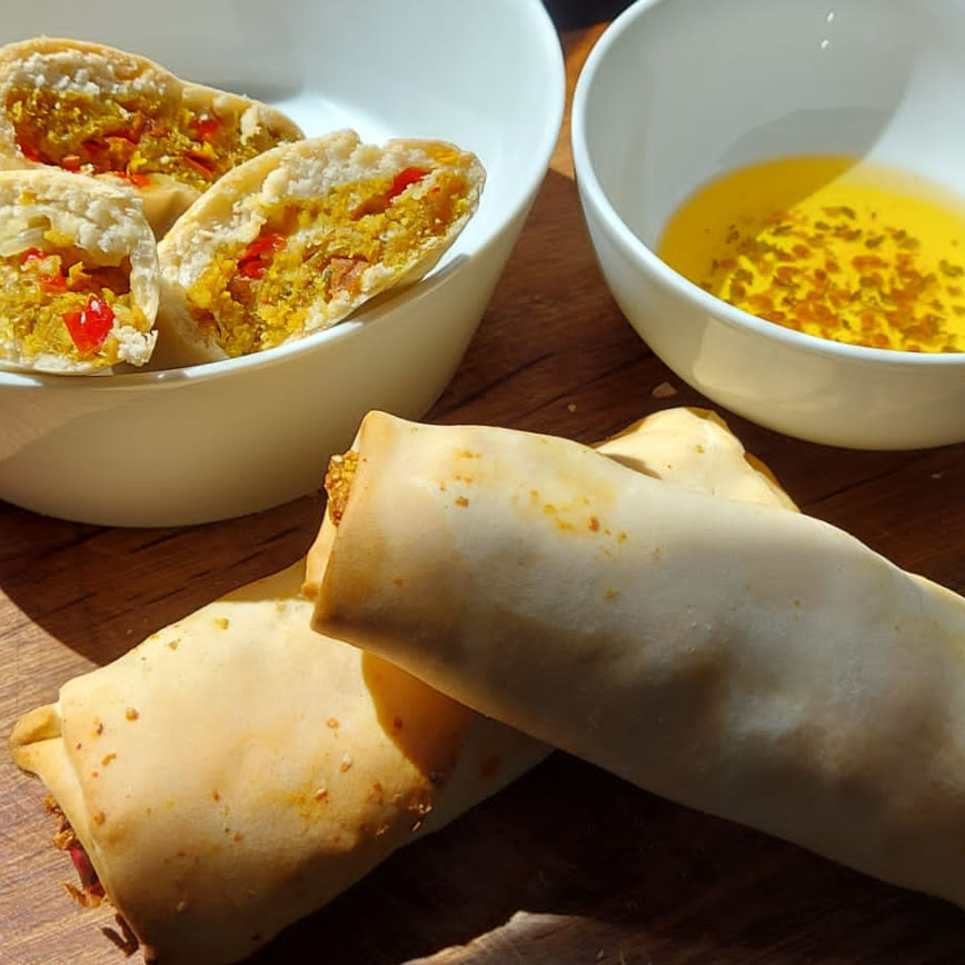 Boekoeloekoe rolls in savory pie dough