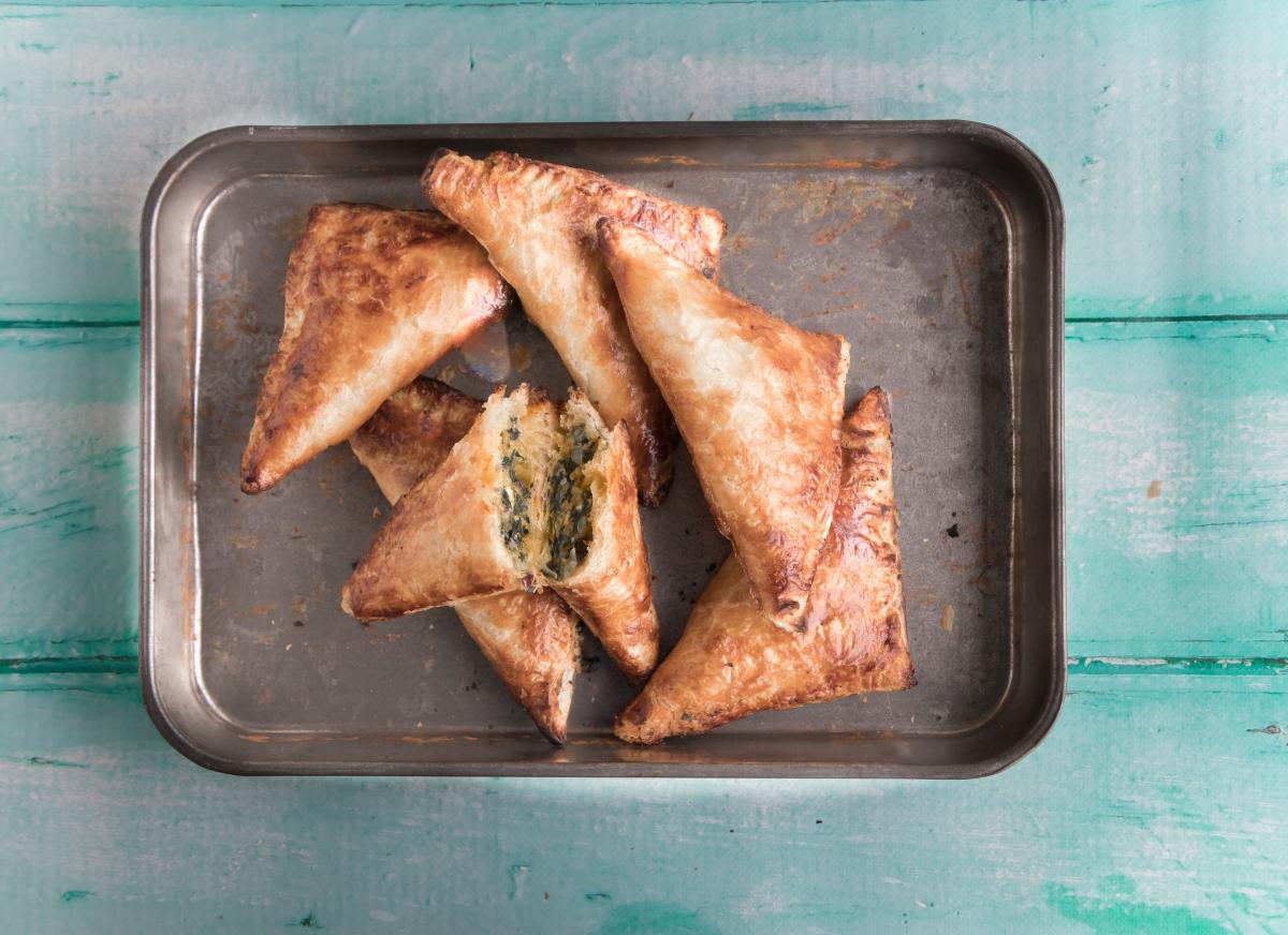 Boekoeloekoe spinach puff pastry triangles